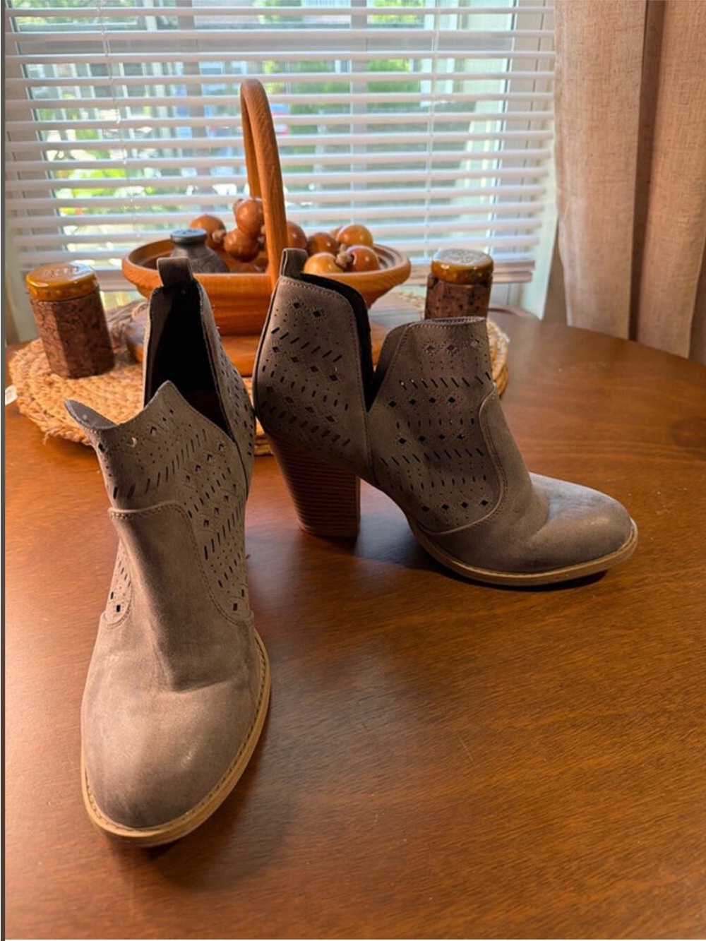 Daisy Fuentes Gray Suede Laser-Cut Ankle Booties Stacked Heel Vegan Leather